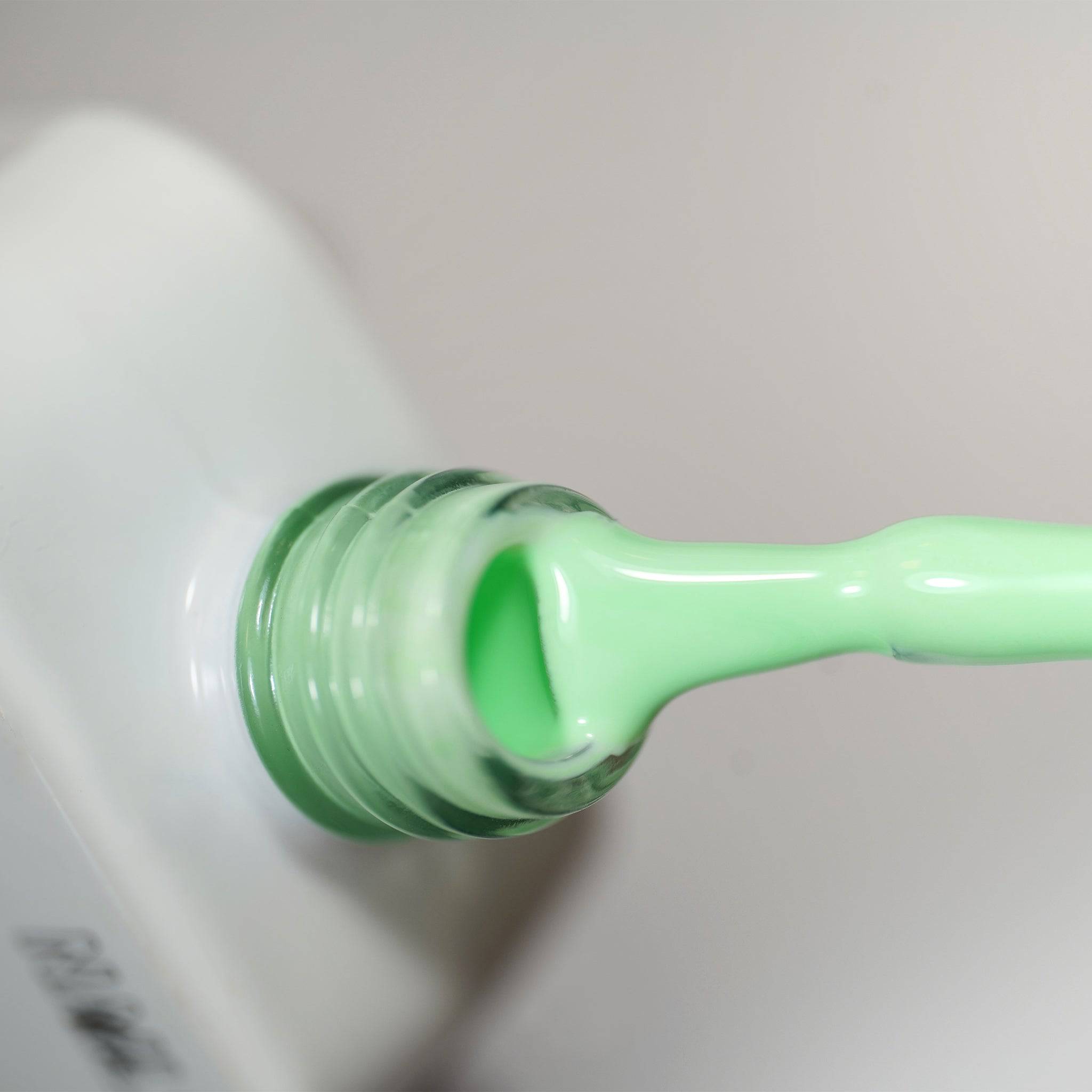 Pinceau et goulot du Gel Polish Jacuzzi, texture vert menthe crémeuse