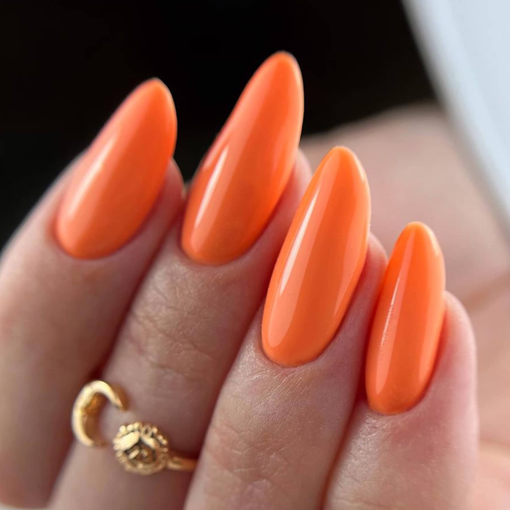 Pose du Gel Polish SPF-50 orange mandarine sur ongles longs en amande, bague dorée