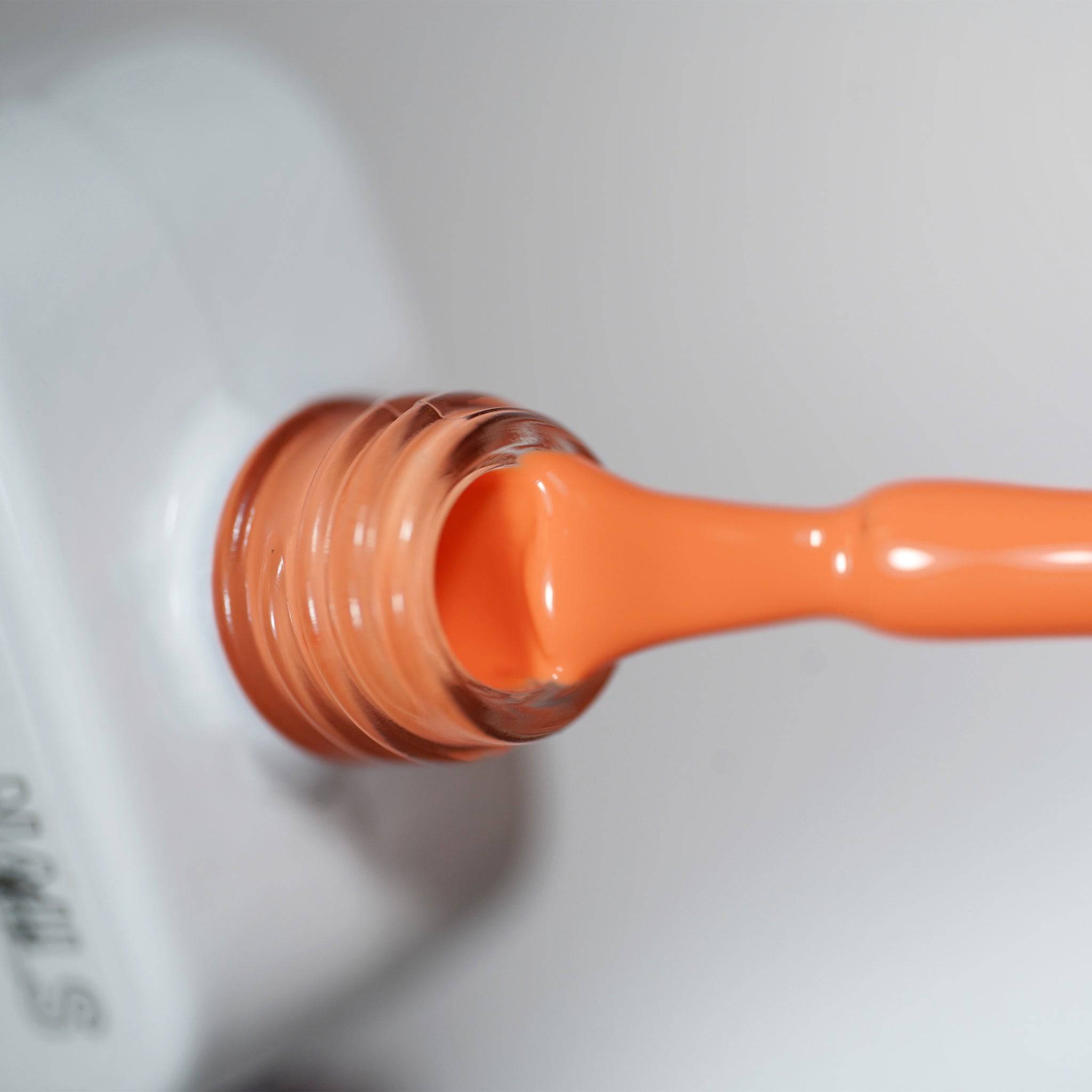 Pinceau et goulot du Gel Polish SPF-50, texture orange abricot crémeuse