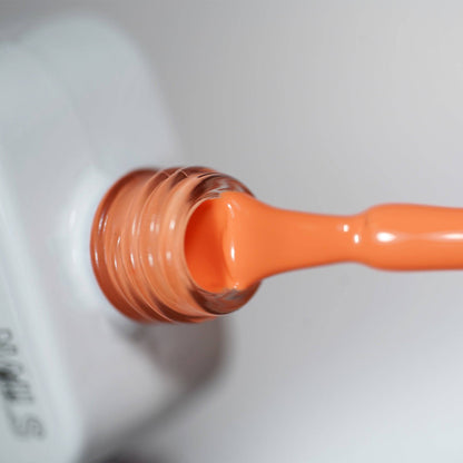 Pinceau et goulot du Gel Polish SPF-50, texture orange abricot crémeuse