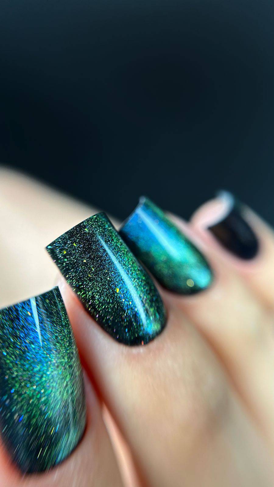 Effet cat eye magnétique du Gel Polish Aurore, reflets vert galaxie sur ongles carrés