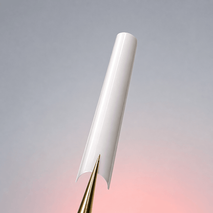 Capsule C-curve NAILS FRS, capsule longue carrée blanc naturel tenue par une pince