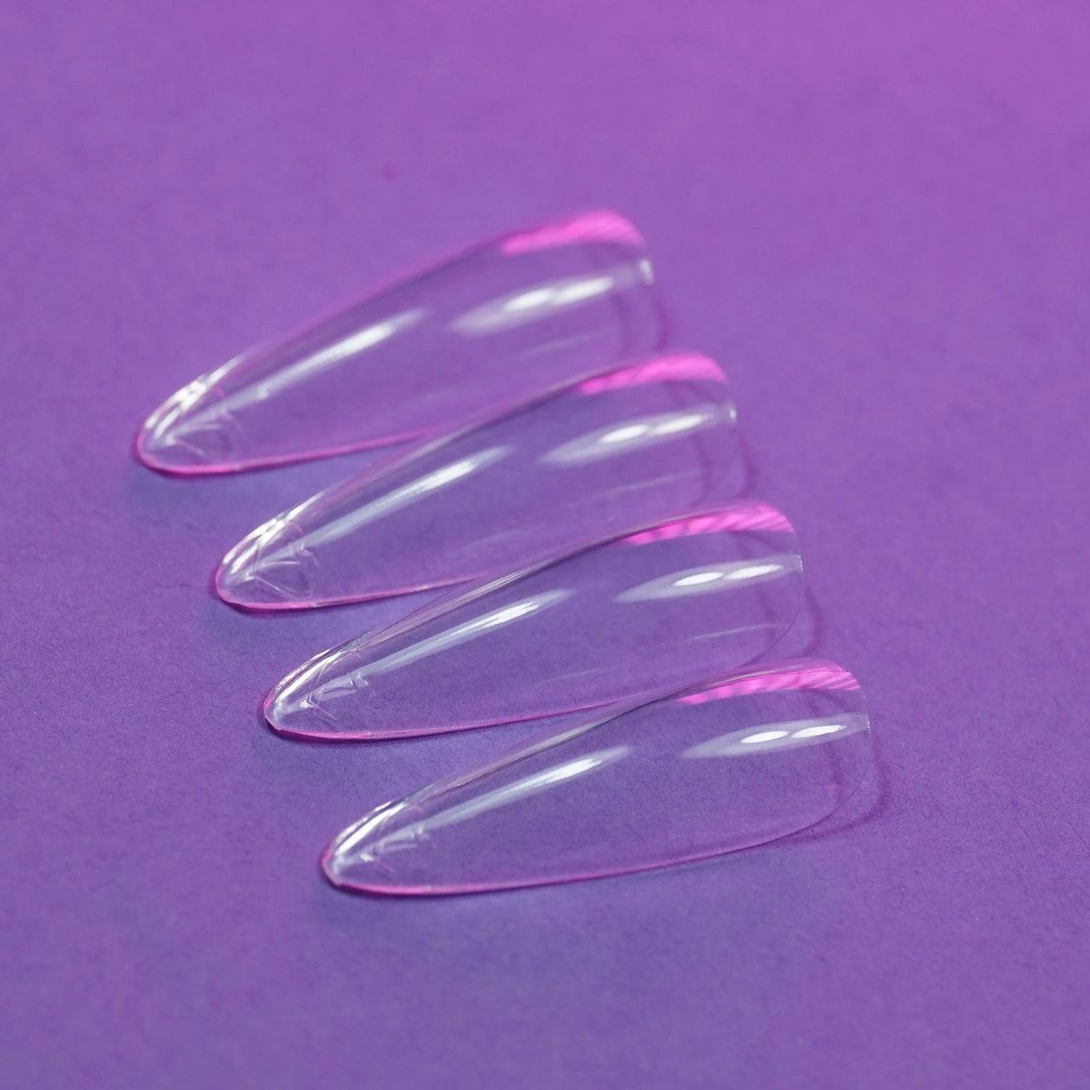 Capsules américaines amande longue transparentes posées à plat