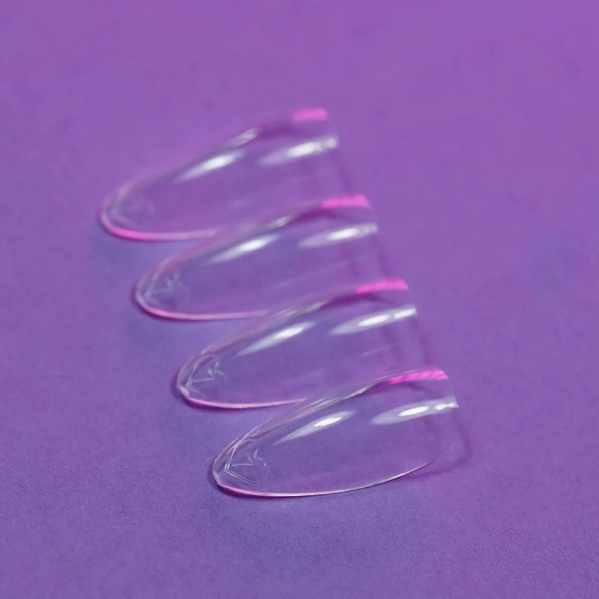 Capsules américaines amande médium transparentes posées à plat