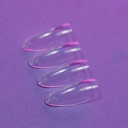 Capsules américaines amande médium transparentes posées à plat