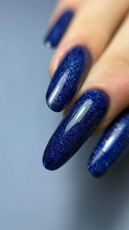 Pose bleu nuit pailleté réalisée sur capsules américaines amande longue natural