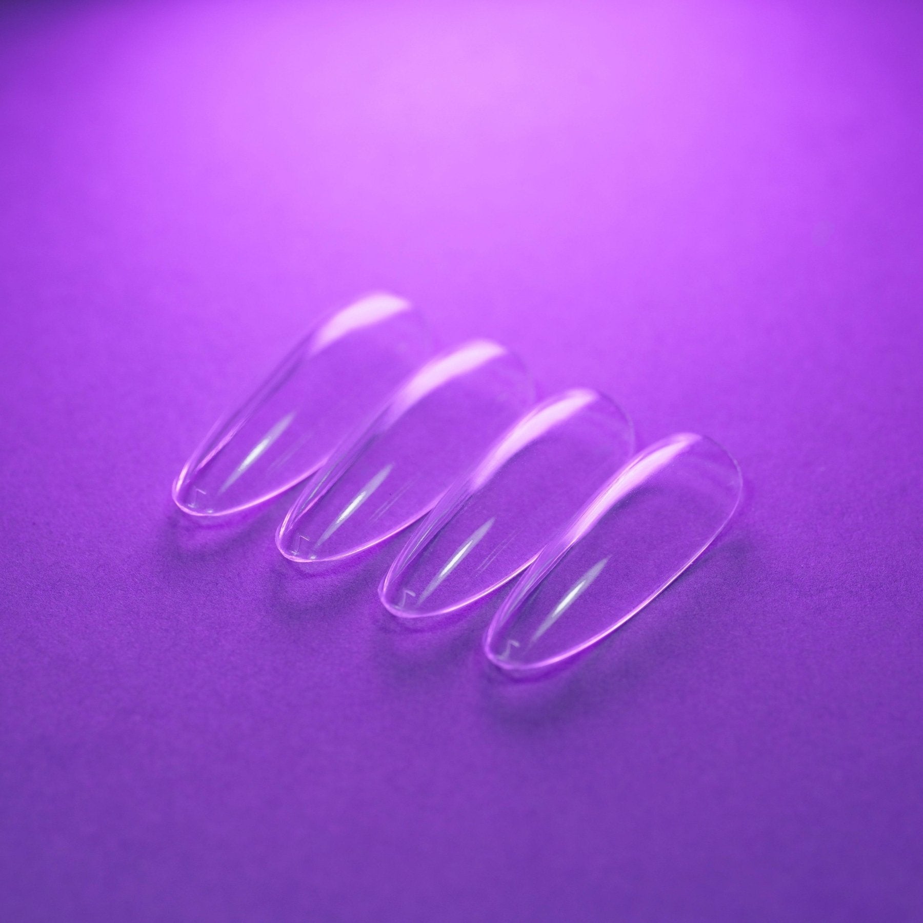 Capsules américaines amande longue natural transparentes posées à plat, second angle