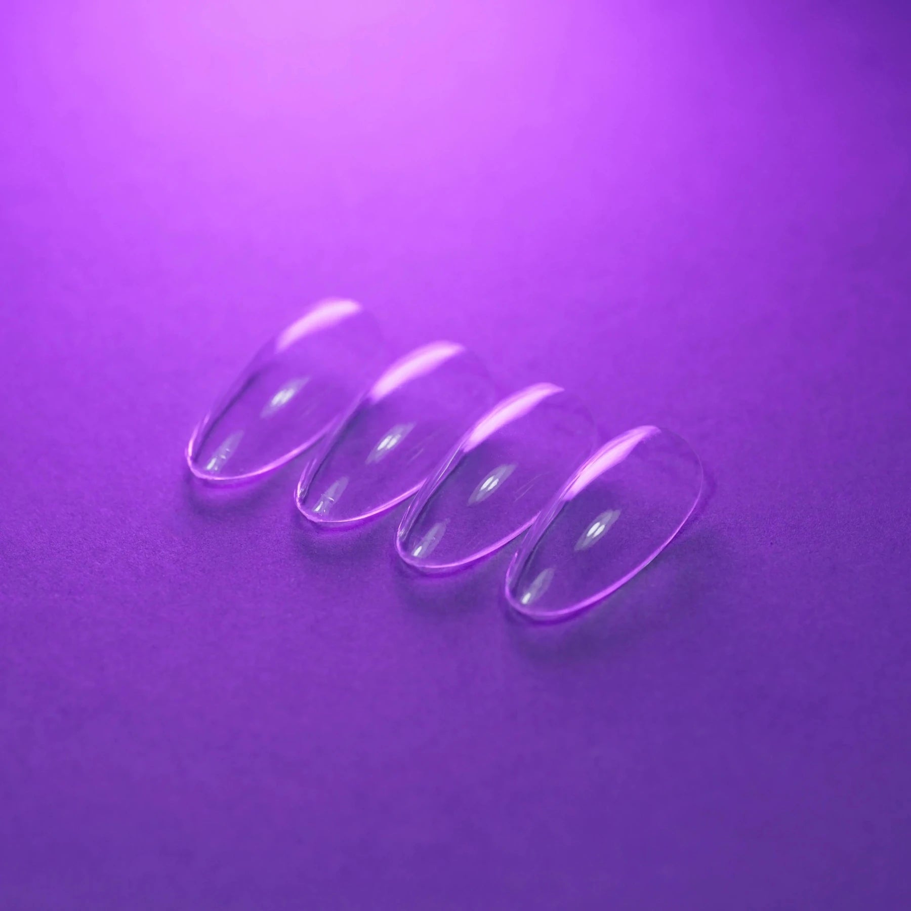 Capsules américaines amande médium natural transparentes posées à plat