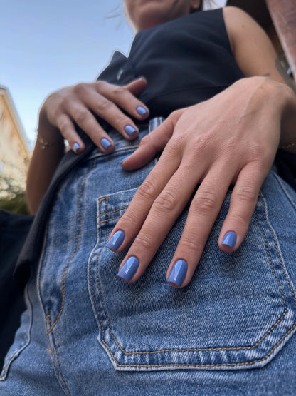 Manucure Gel Polish Skinny bleu lavande portée en extérieur, tenue en jean