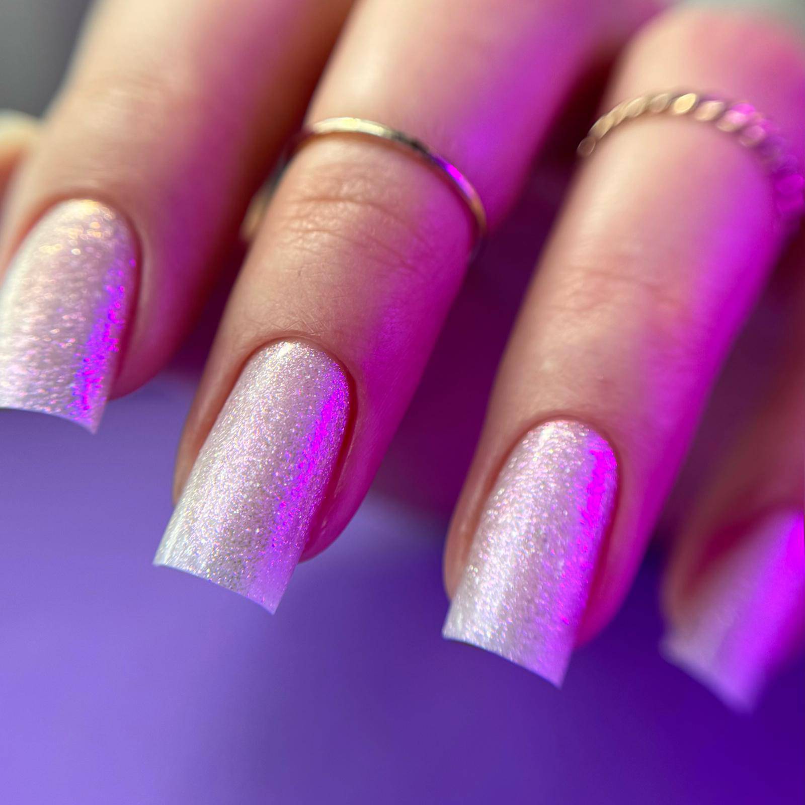 Gel Polish Pierogi rose nacré irisé sur ongles carrés longs sous une lumière violette