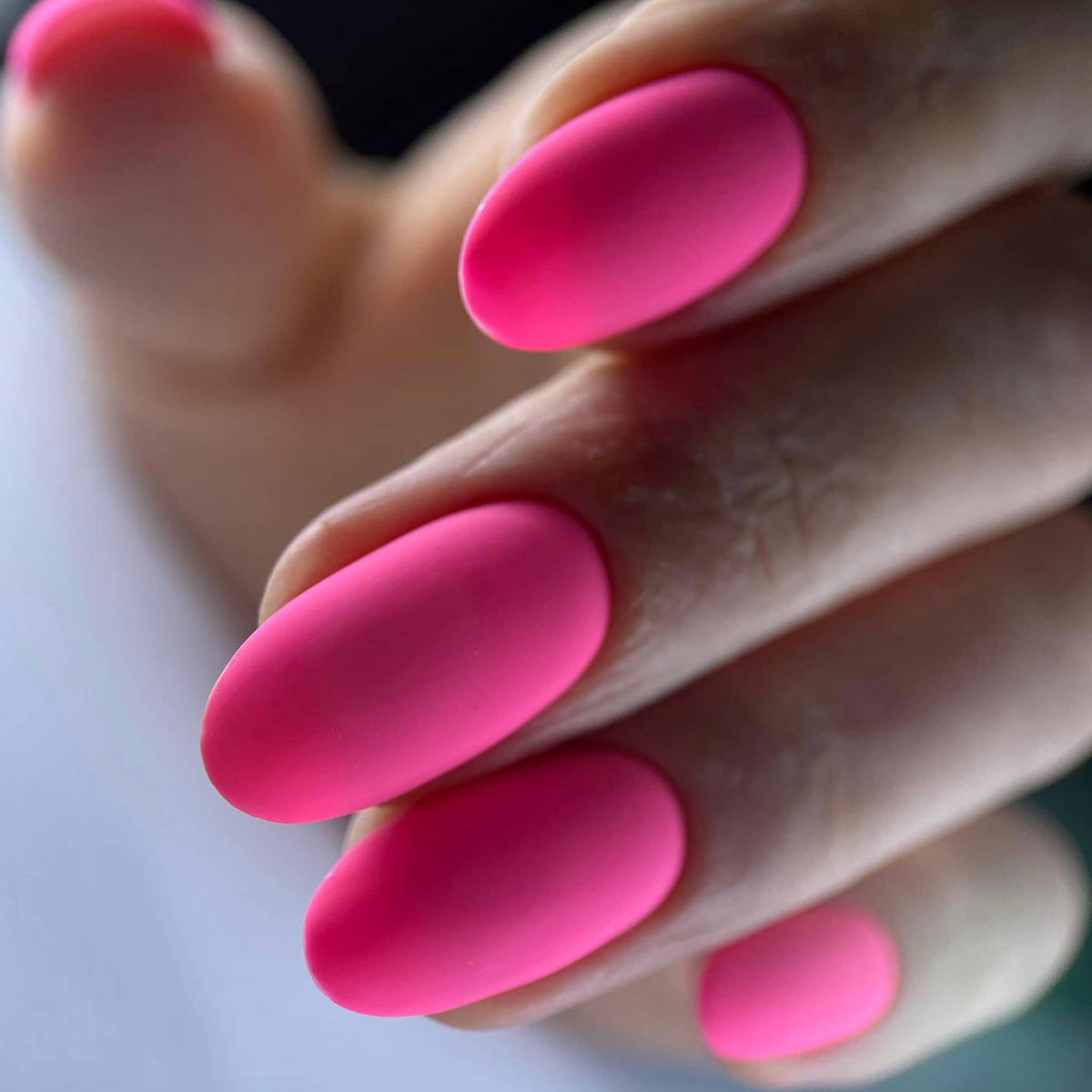 Pose du Gel Polish Grenadine fuchsia sur ongles en amande, finition mate veloutée