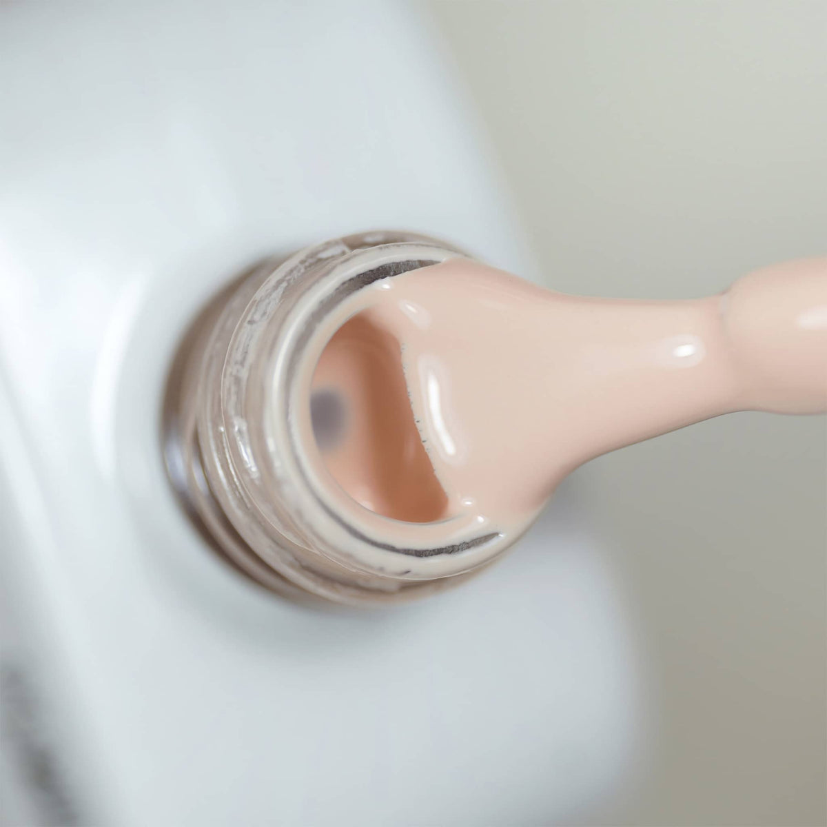 Pinceau et goulot du Gel Polish Juicy, texture pêche laiteuse crémeuse