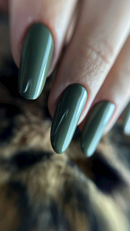 Pose du Gel Polish Leopard vert kaki foncé sur ongles longs en amande, fond fourrure léopard
