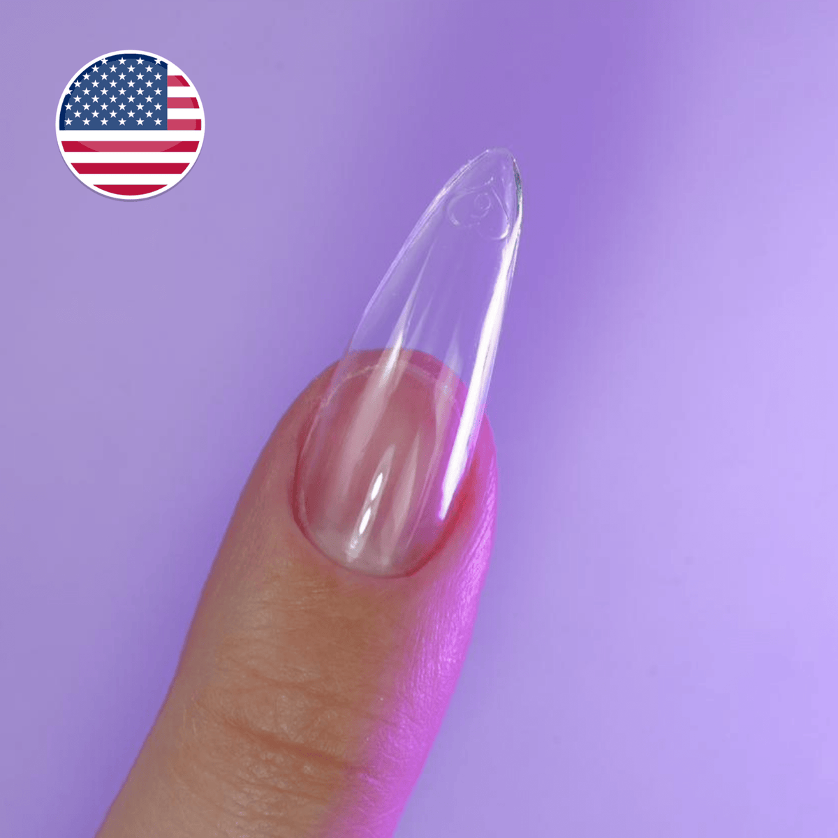 Capsule américaine transparente forme amande longue portée sur le pouce — cap's nails NAILS FRS
