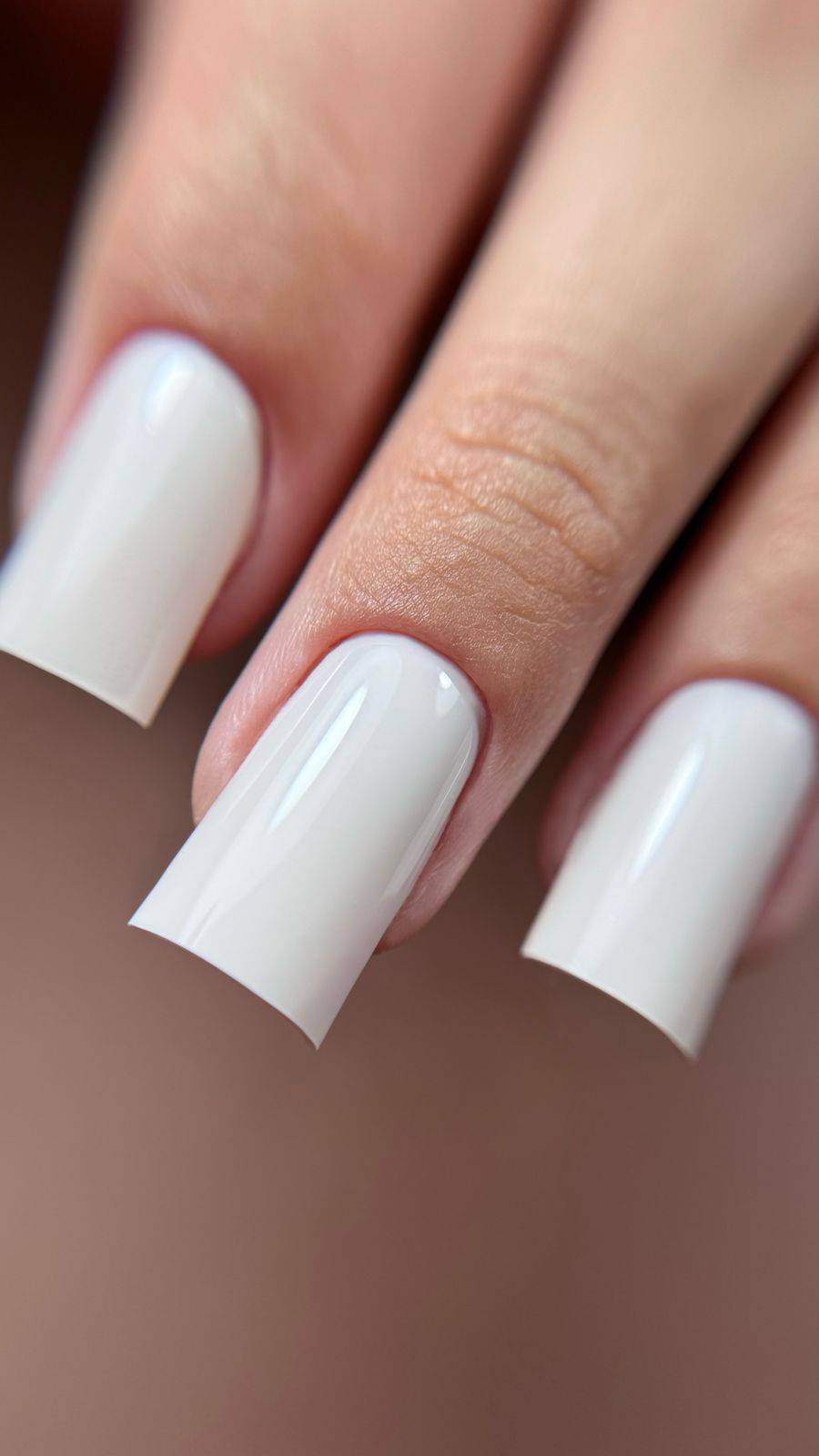 Pose du Gel Polish Majestic blanc laiteux brillant sur ongles carrés