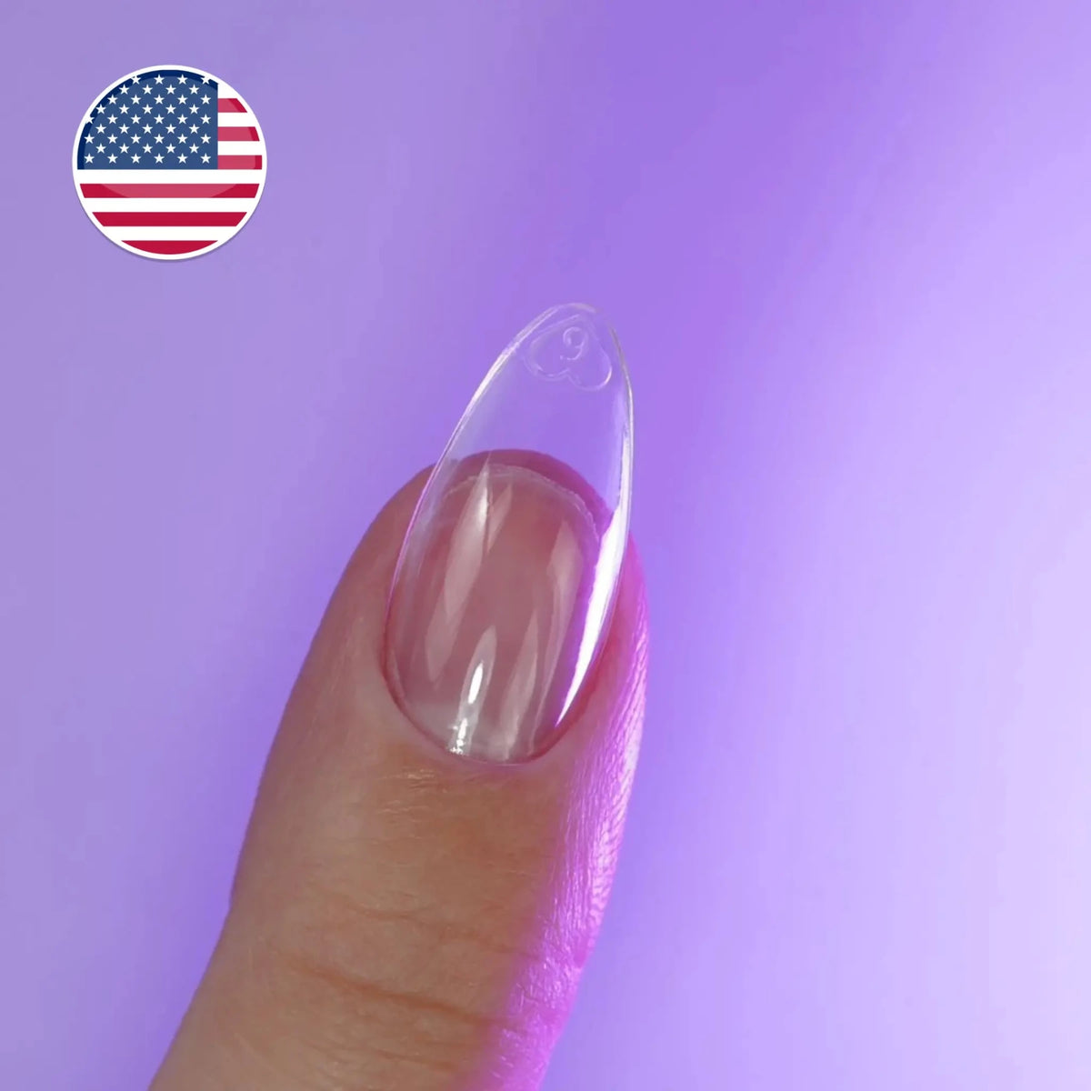Capsule américaine transparente forme amande médium portée sur le pouce — cap's nails NAILS FRS