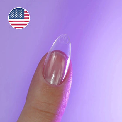 Capsule américaine transparente forme amande médium portée sur le pouce — cap's nails NAILS FRS