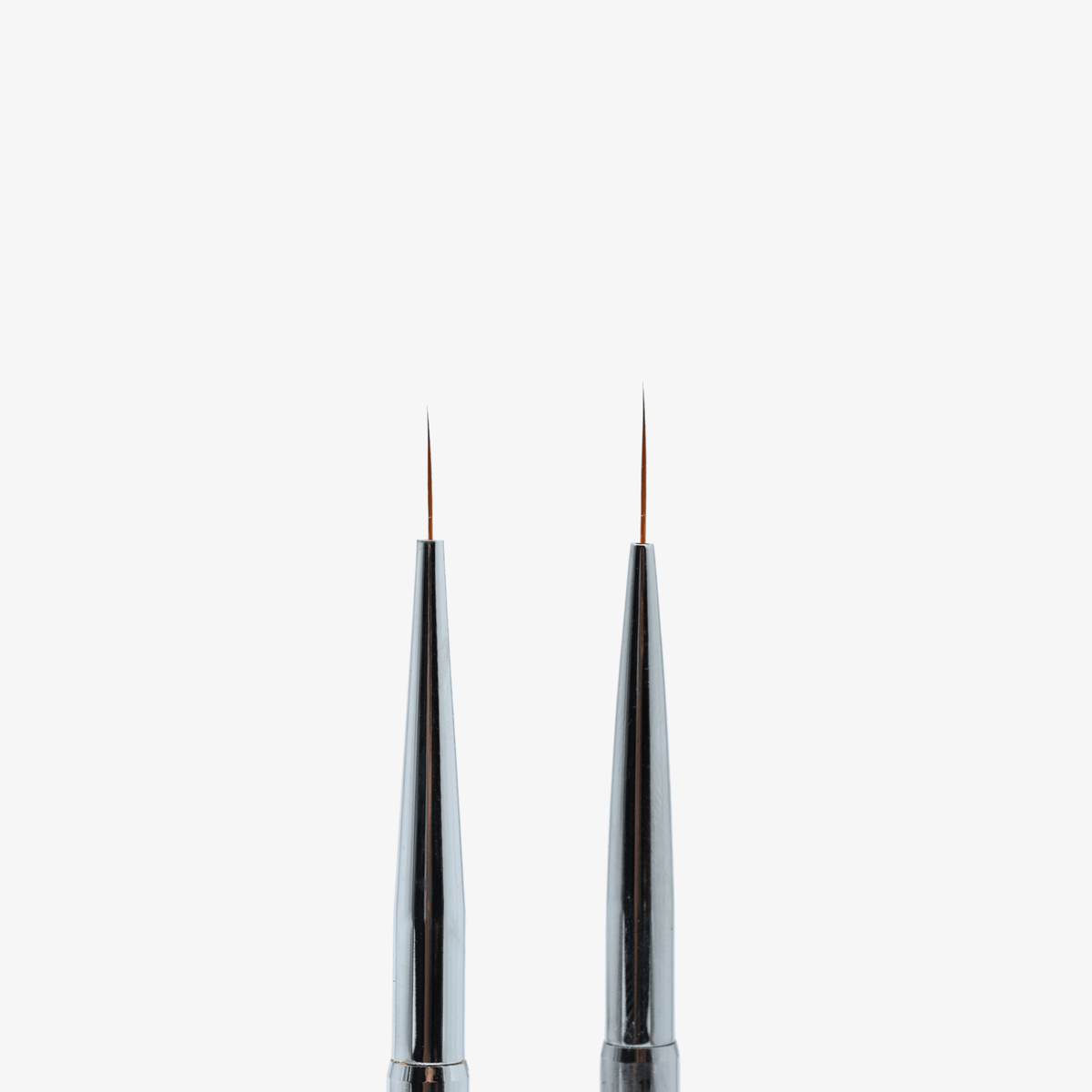 Têtes du Nail art brush spécial french 1/2 : deux liners fins sur manche conique noir