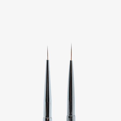 Têtes du Nail art brush spécial french 1/2 : deux liners fins sur manche conique noir