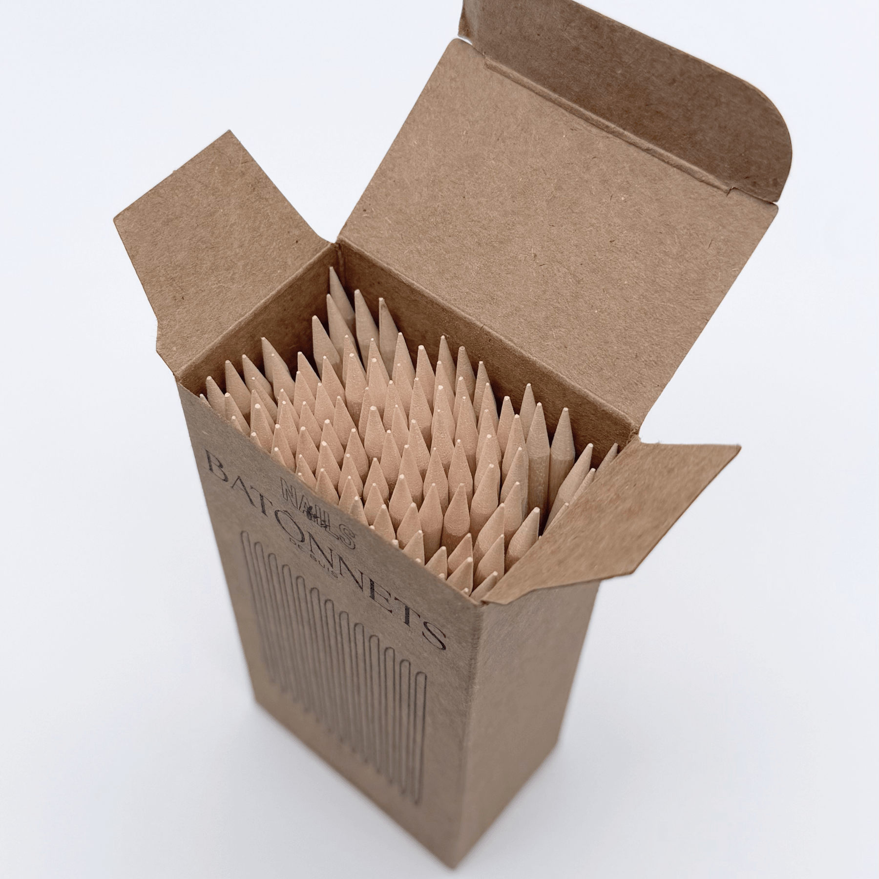 Boîte de Bâtonnets de buis 100pcs ouverte, laissant voir les pointes biseautées en vrac