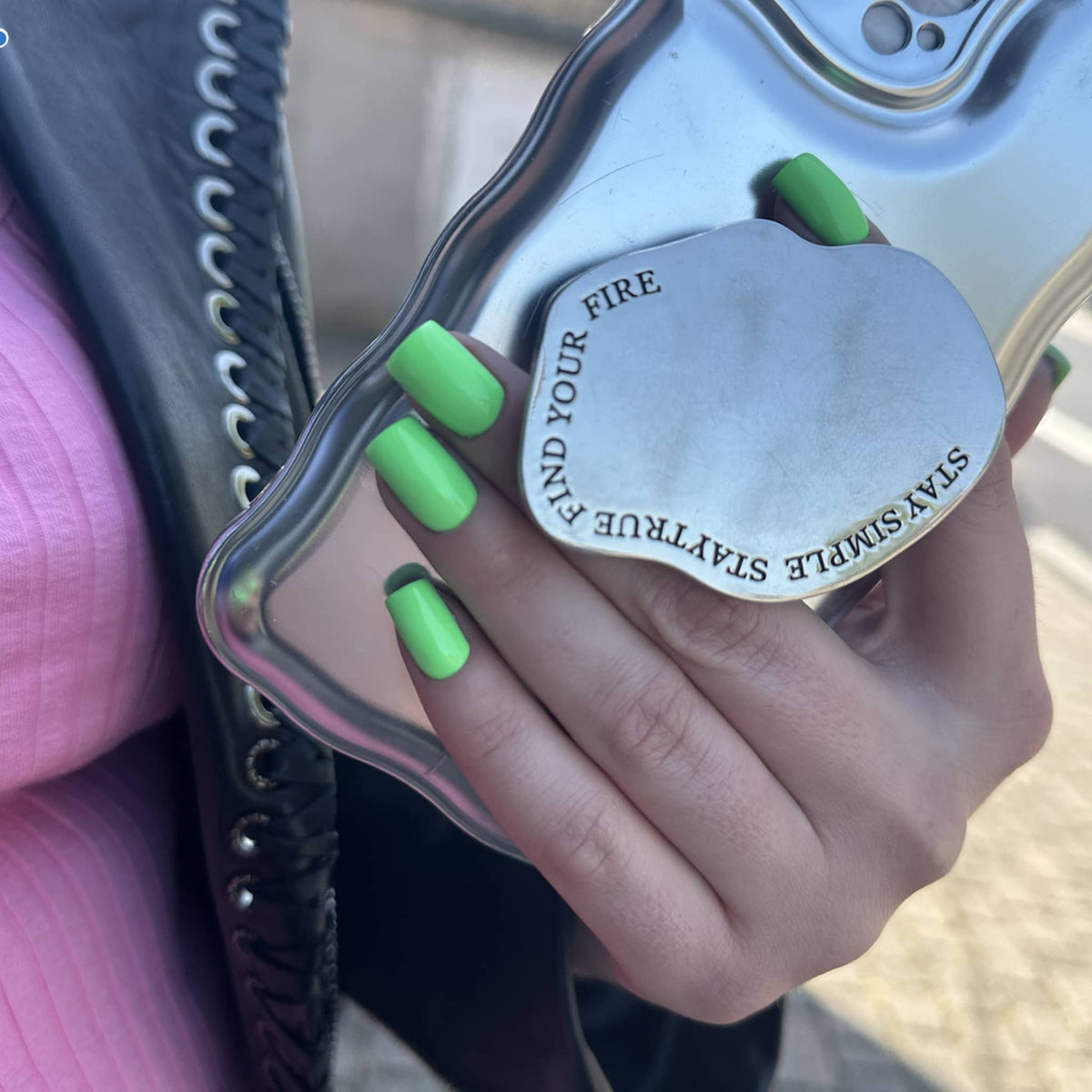 Pose du Gel Polish Mojito vert anis sur ongles carrés, main tenant une boîte métallique