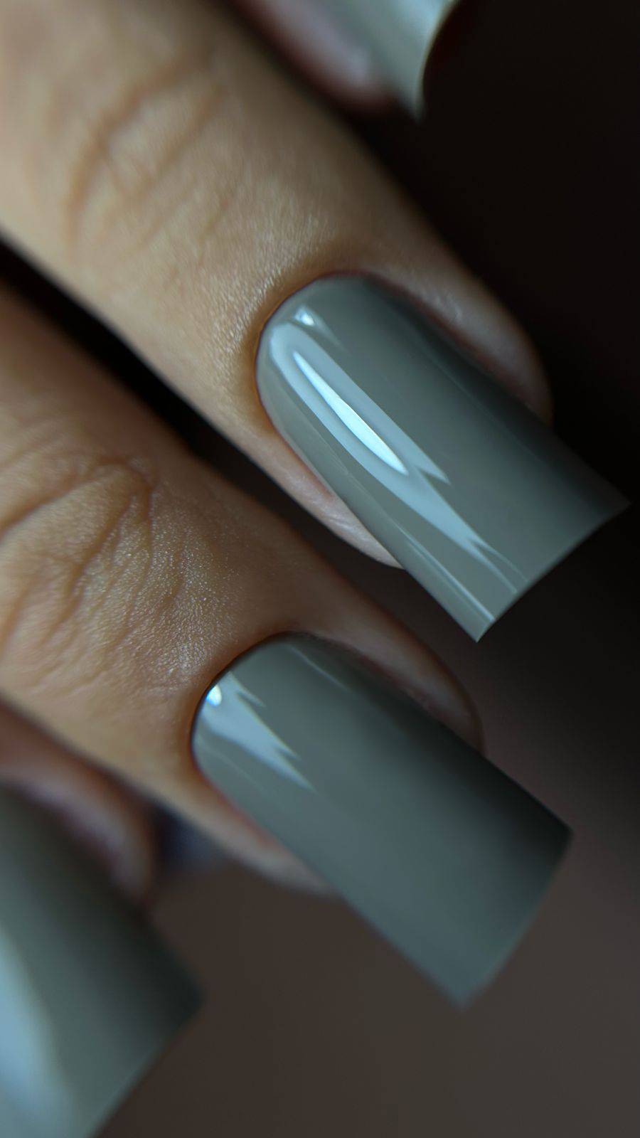 Macro du Gel Polish Mystic gris taupe sur ongles carrés longs, finition très brillante