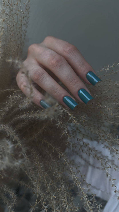 Pose du Gel Polish Nature vert canard sur ongles carrés longs, parmi des herbes séchées