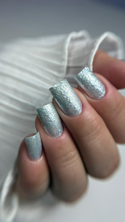 Ongles carrés recouverts d'Ocean Crystal 03, effet feuille froissée bleu argenté brillant