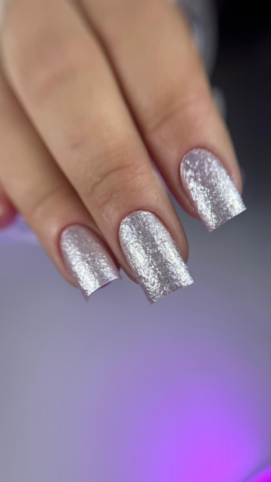Gros plan d'ongles carrés en Ocean Crystal 01, effet feuille métallisée rose argenté