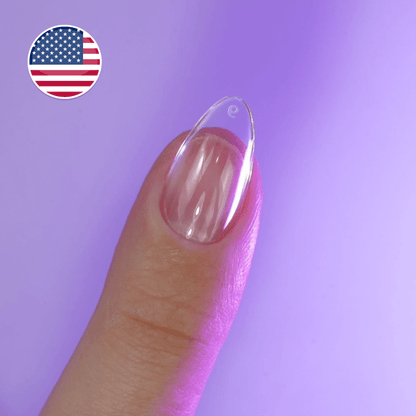 Capsule américaine transparente forme amande courte portée sur le pouce — cap's nails NAILS FRS