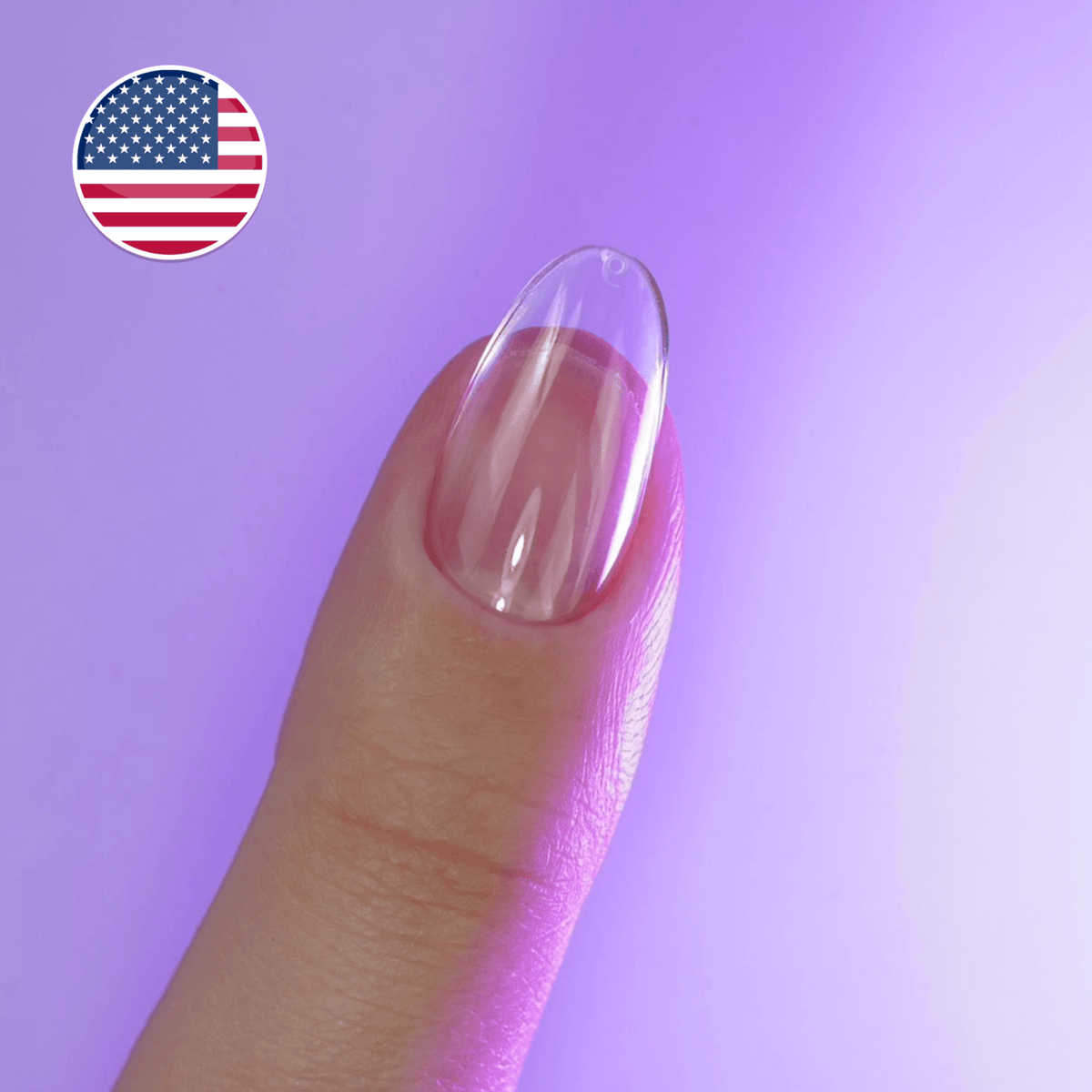 Capsule américaine transparente forme amande courte natural portée sur le pouce — cap's nails NAILS FRS