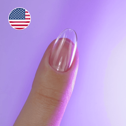 Capsule américaine transparente forme amande courte natural portée sur le pouce — cap's nails NAILS FRS