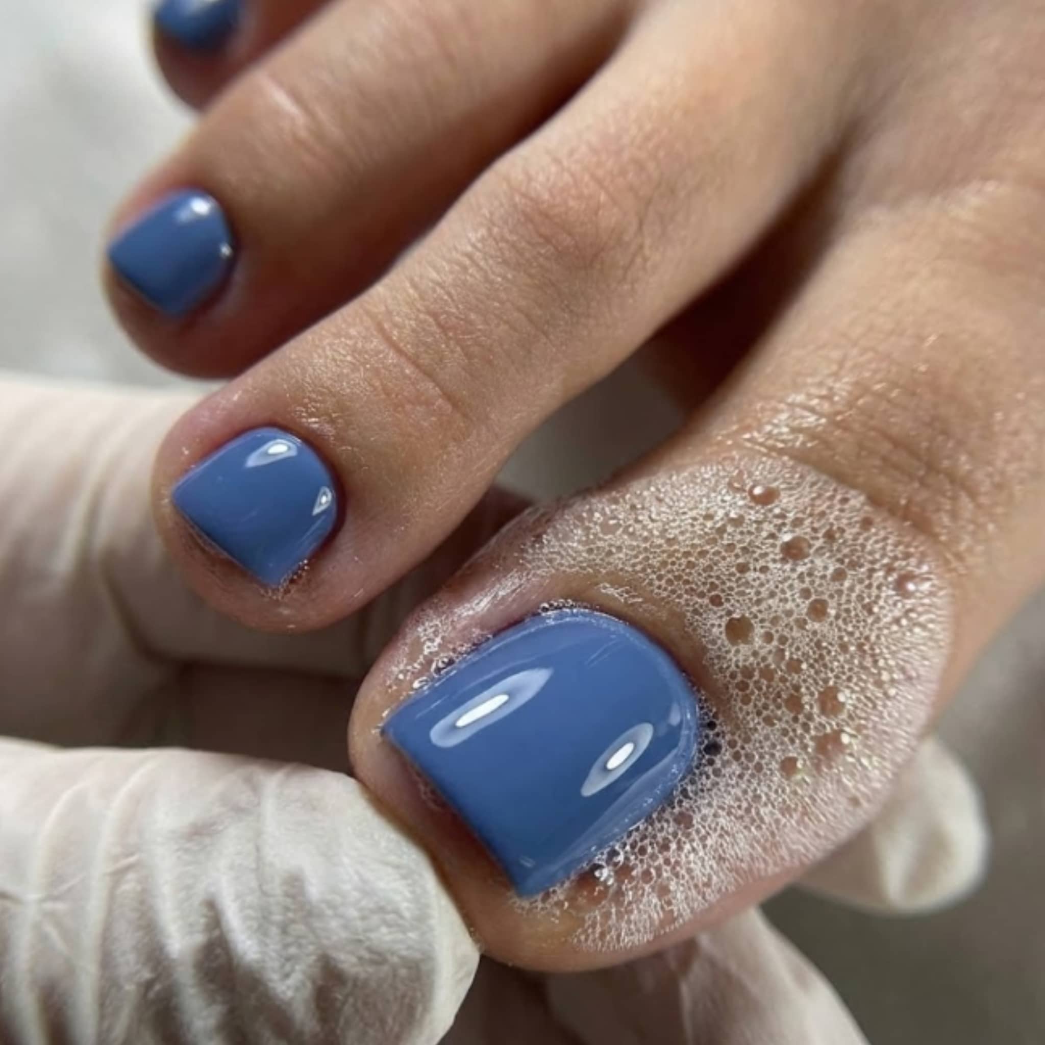 Pédicure réalisée avec le Gel Polish Skinny bleu jean