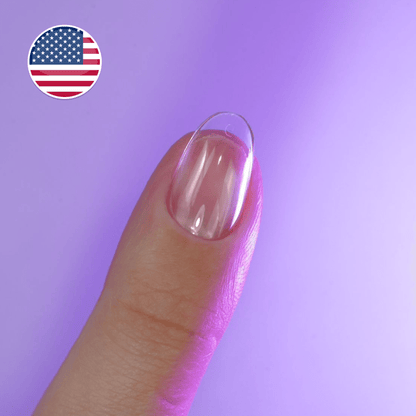 Capsule américaine transparente forme amande XS natural portée sur le pouce — cap's nails NAILS FRS