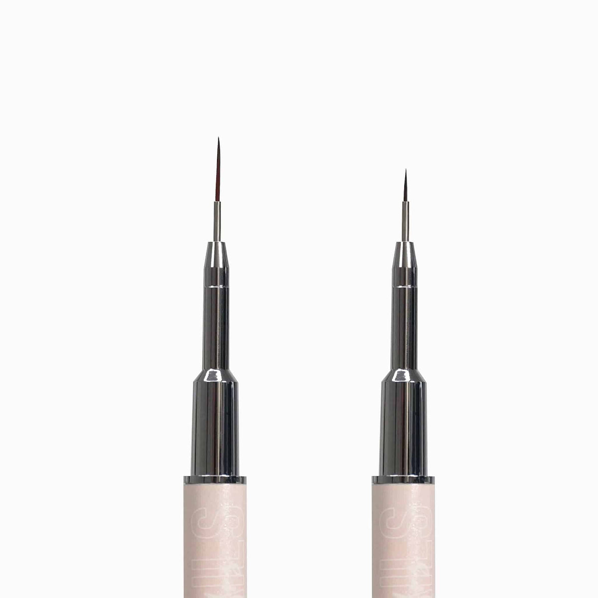 Gros plan des pointes du Nail art brush 1/2, liners fins à virole chromée et manche rose