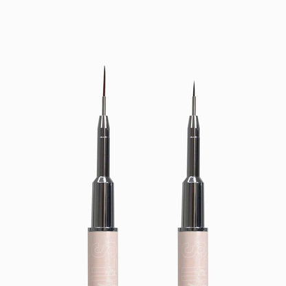 Gros plan des pointes du Nail art brush 1/2, liners fins à virole chromée et manche rose