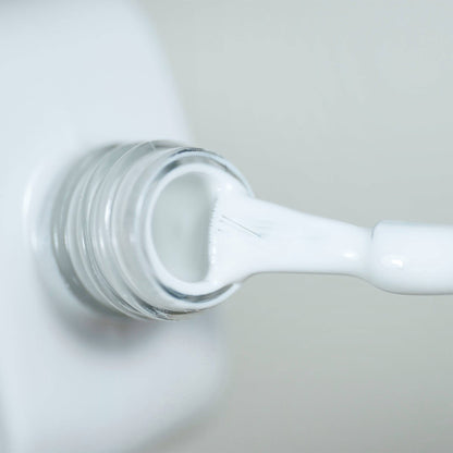 Pinceau et goulot du Gel Polish White, texture blanche opaque