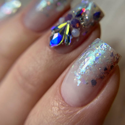 Ongles carrés au gel Solid fiber Coconut, paillettes holographiques et strass bleus
