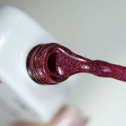 Pinceau et goulot du Gel Polish Crush, texture framboise pailletée aux reflets holographiques