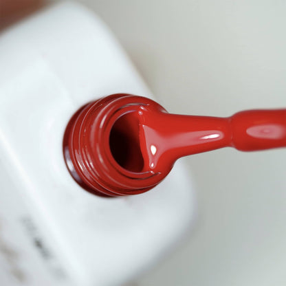 Pinceau et goulot du Gel Polish Koka, texture rouge corail crémeuse et opaque