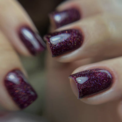 Pose du Gel Polish Saint Valentin bordeaux pailleté sur ongles courts carrés, gros plan