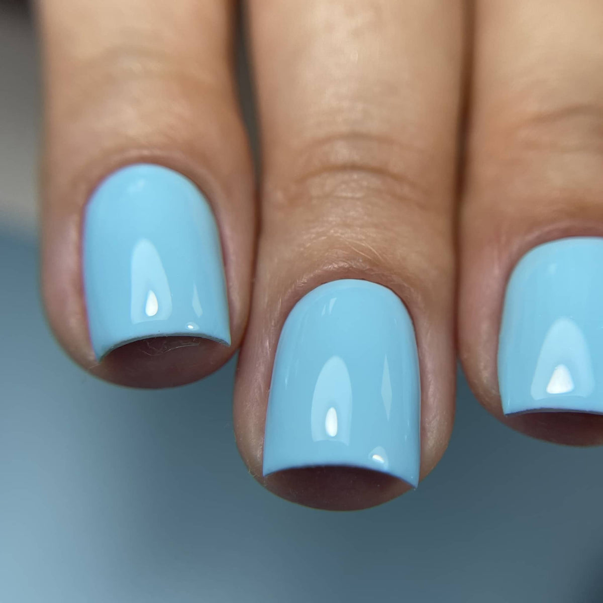 Pose du Gel Polish Sky bleu ciel sur ongles carrés courts